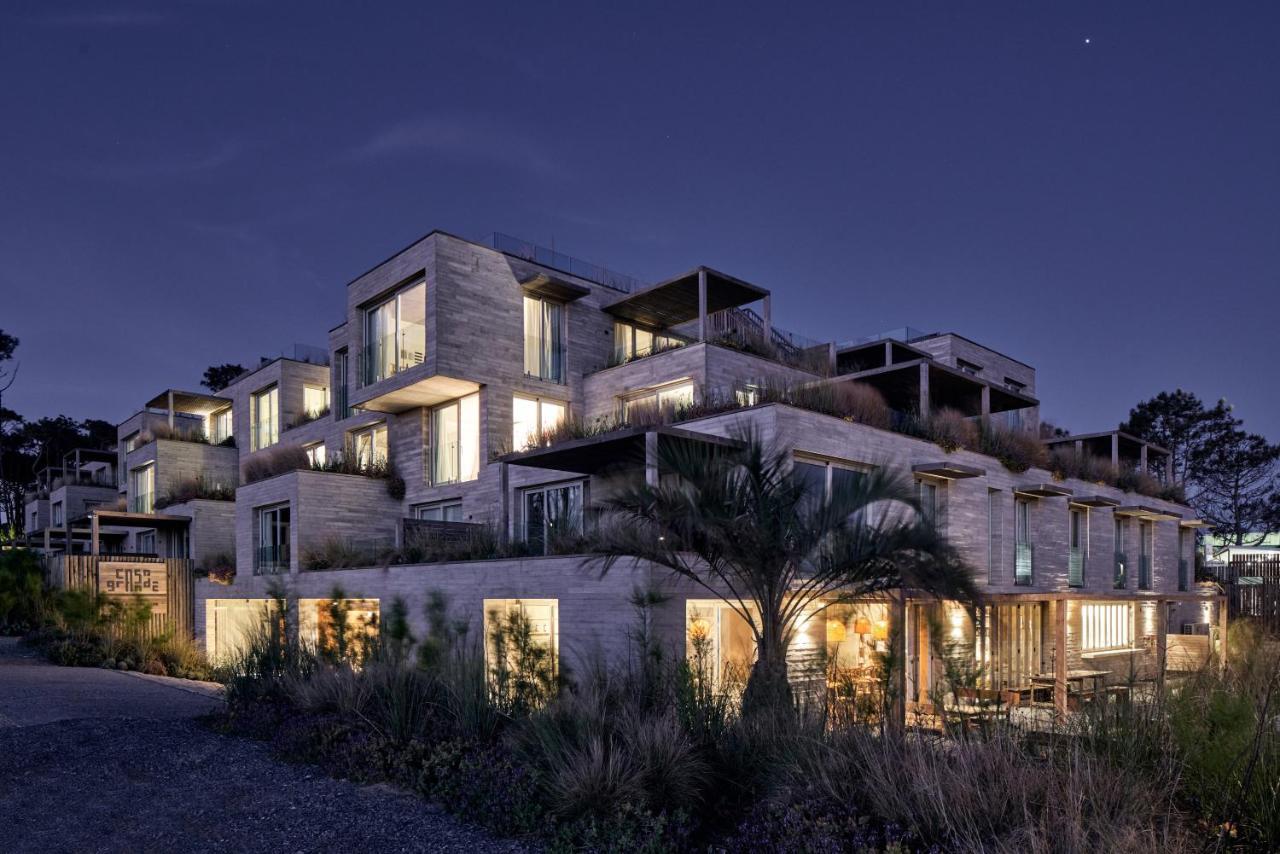Casagrande Hotel & Beach Club Хосе-Ігнасіо Екстер'єр фото The hotel at night